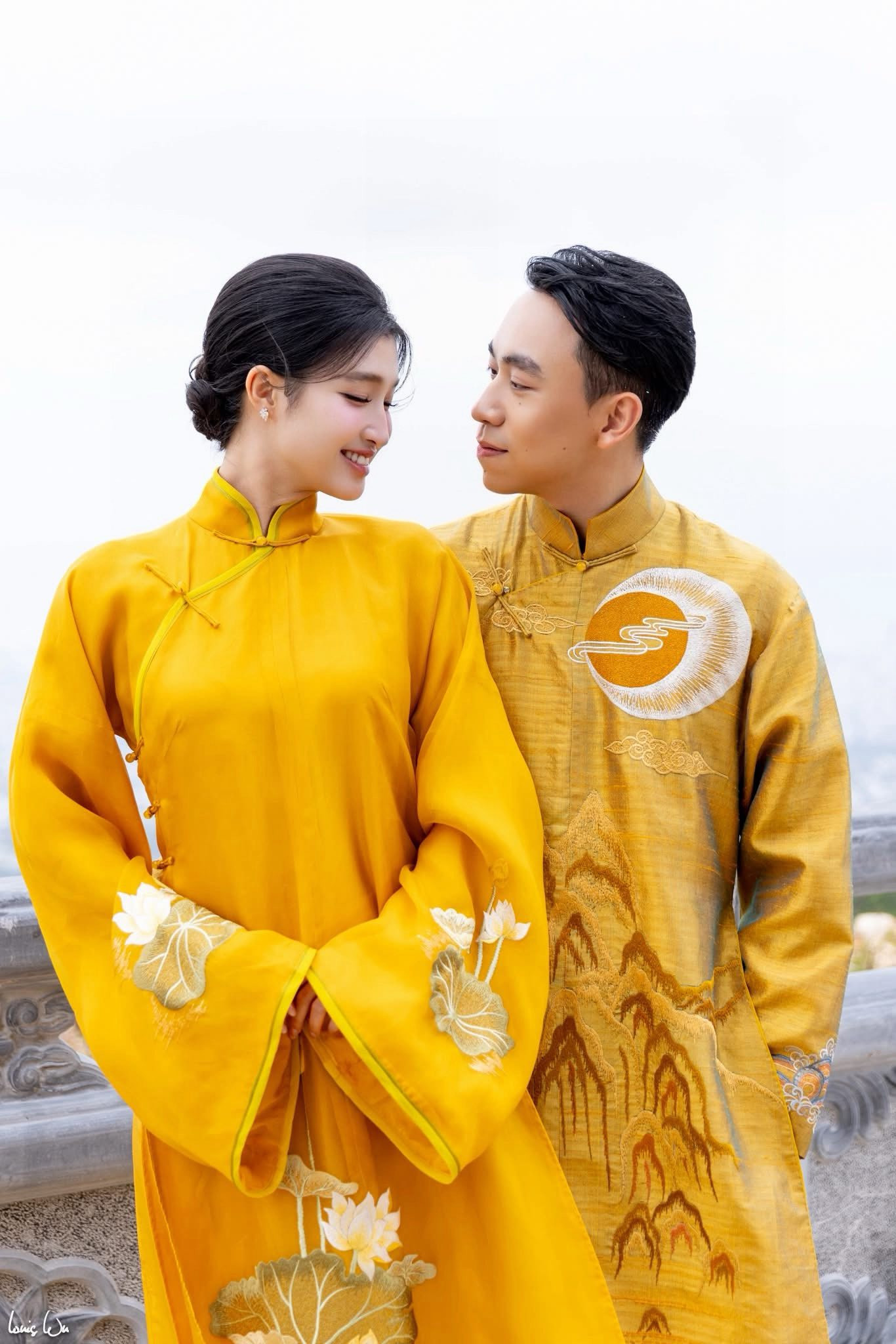 Chồng Á hậu Phương Nhi tình cảm nắm chặt tay vợ - Ảnh 4.