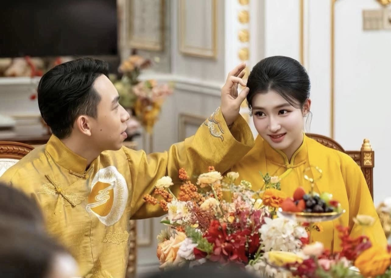 Chồng Á hậu Phương Nhi tình cảm nắm chặt tay vợ - Ảnh 6.