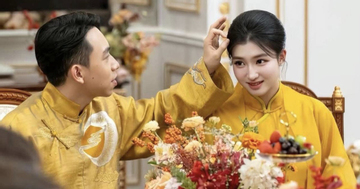 Chồng Á hậu Phương Nhi tình cảm nắm chặt tay vợ