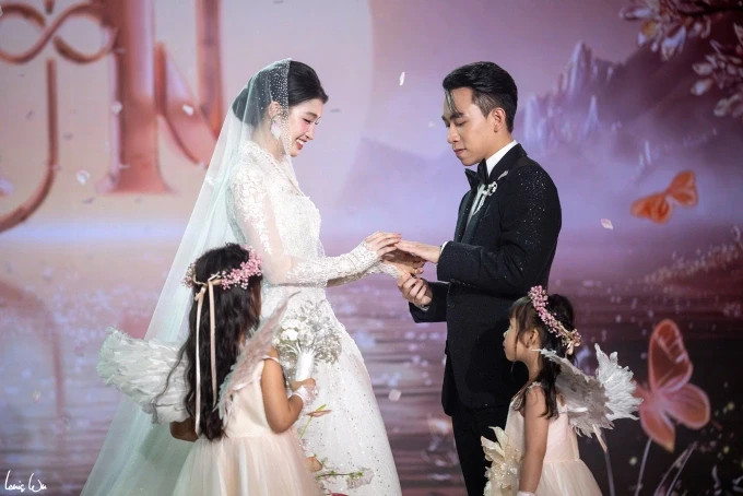 Cặp đôi trao nhẫn trong tiếng reo hò, chúc phúc của gia đình, bạn bè.