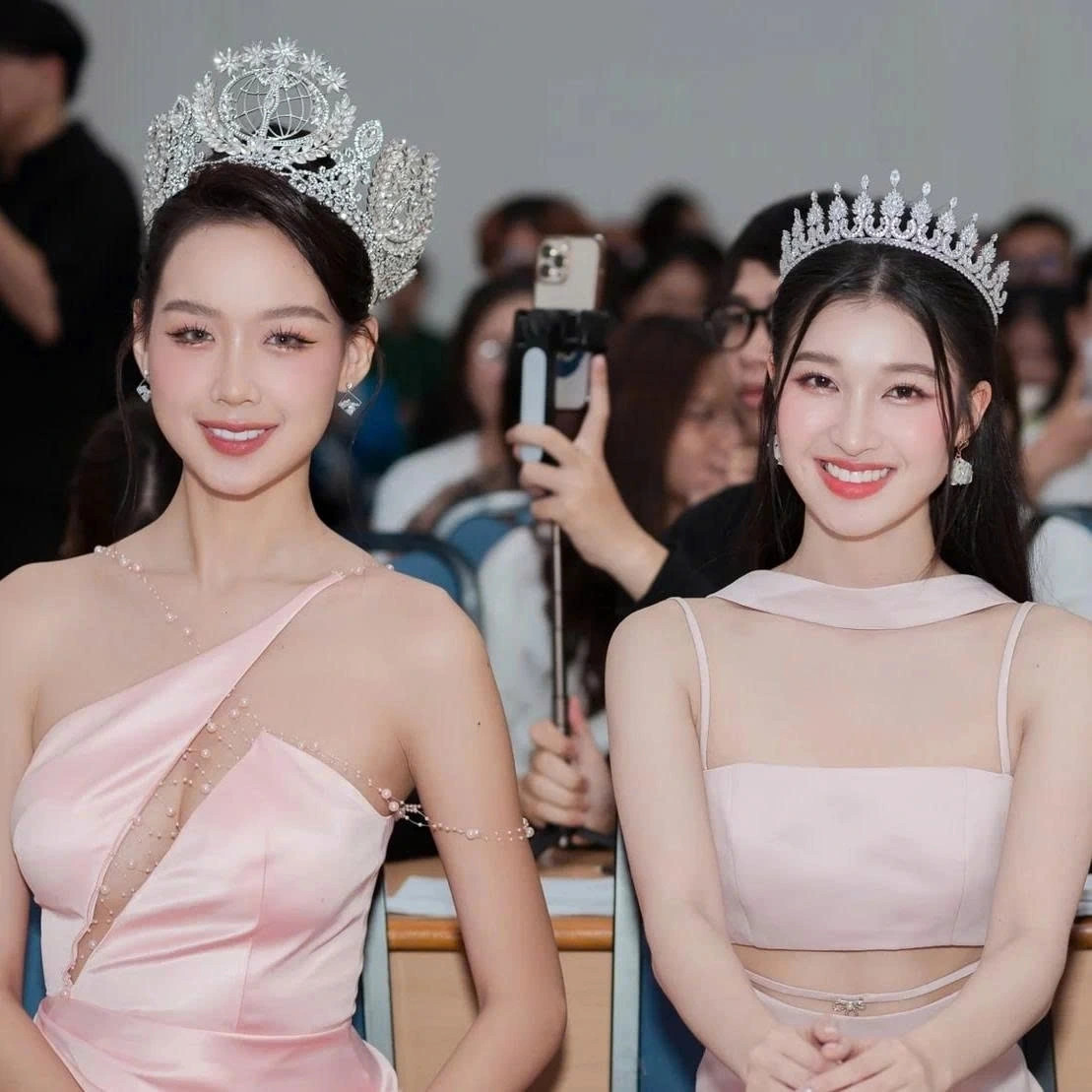 hoa hau bao ngoc hanh phuc khi A hau phuong nhi tim duoc ben do binh yen hinh anh 1