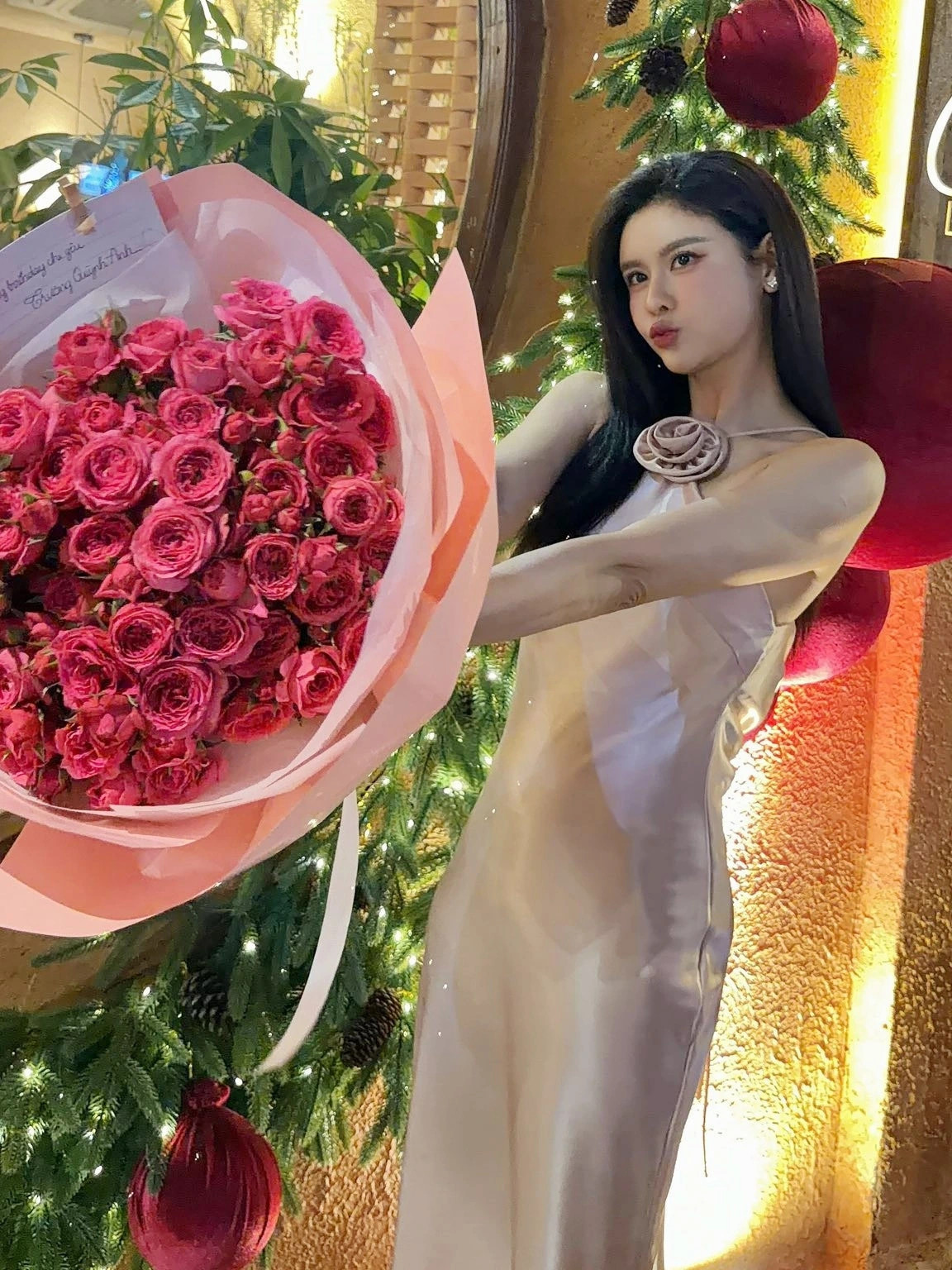 Hoa Hậu Lương Thùy Linh Dự Đám Cưới Phương Nhi Sao Viet 23 1 Hoa Hau Luong Thuy Linh Du Dam Cuoi Phuong Nhi Hinh Anh 4