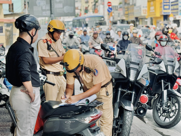 Mức phạt tiền khi dừng, đỗ xe máy trên vỉa hè trái phép năm 2026