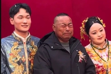 Sự thật đằng sau video người cha khóc nức nở trong đám cưới gây bão mạng xã hội