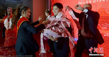 Thưởng Tết gây sốt: Đếm được bao nhiêu tiền, đút túi bấy nhiêu