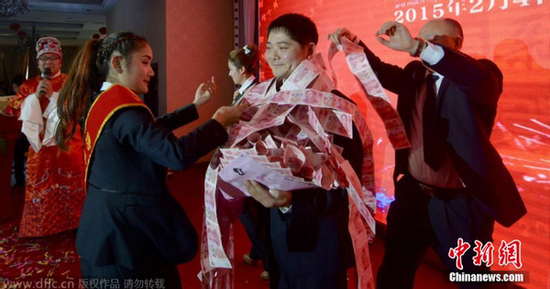 Thưởng Tết gây sốt: Đếm được bao nhiêu tiền, đút túi bấy nhiêu