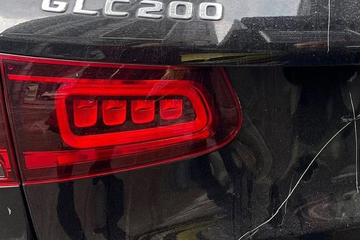 Vụ Mercedes đỗ ở vỉa hè Hà Nội bị cào xước: Hé lộ bất ngờ về chi phí sửa chữa