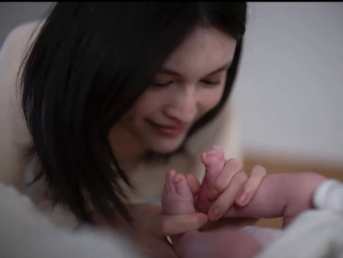 Biến Chứng Sau Sinh Khiến Bạn Gái Nam Diễn Viên Nổi Tiếng Lên Bàn Mổ 2 Lần Và Cảm Thấy 