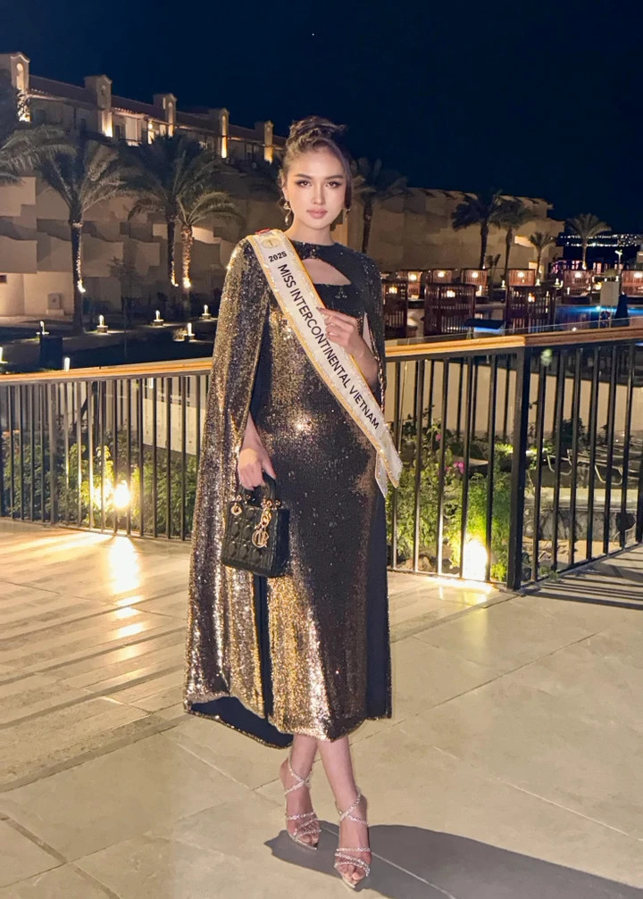 Điểm sáng của đại diện Việt Nam chính là sự tự lập và chuyên nghiệp. Cô ghi điểm tuyệt đối khi tự tay trang điểm và làm tóc chỉn chu mỗi lần xuất hiện.