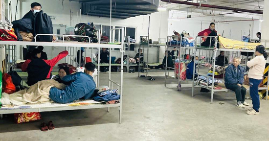 Độc lạ ở Hà Nội: Biến hầm xe thành nơi nghỉ tạm cho người nhà bệnh nhân