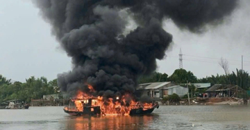 Ghe chở 3 người bất ngờ bốc cháy dữ dội trên sông