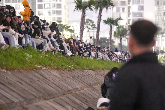 Hàng nghìn người đội rét xem pháo hoa mừng thành công Đại hội XIV