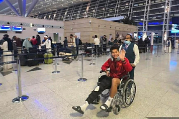 Hình ảnh U23 Việt Nam ra sân bay về nước, Hiểu Minh ngồi xe lăn cười hạnh phúc