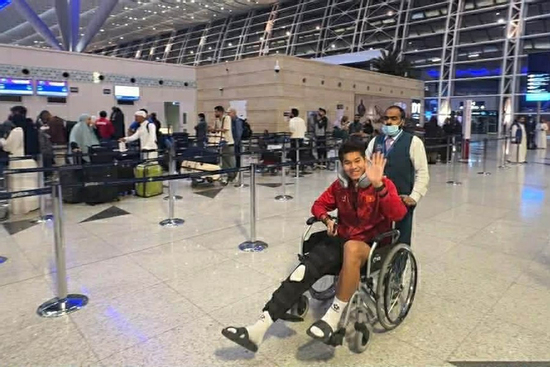 Hình ảnh U23 Việt Nam ra sân bay về nước, Hiểu Minh ngồi xe lăn cười hạnh phúc