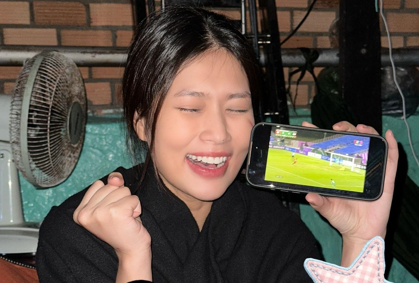 MC Lại Văn Sâm, Hoa hậu Đoàn Thiên Ân mừng chiến thắng nghẹt thở của U23 Việt Nam