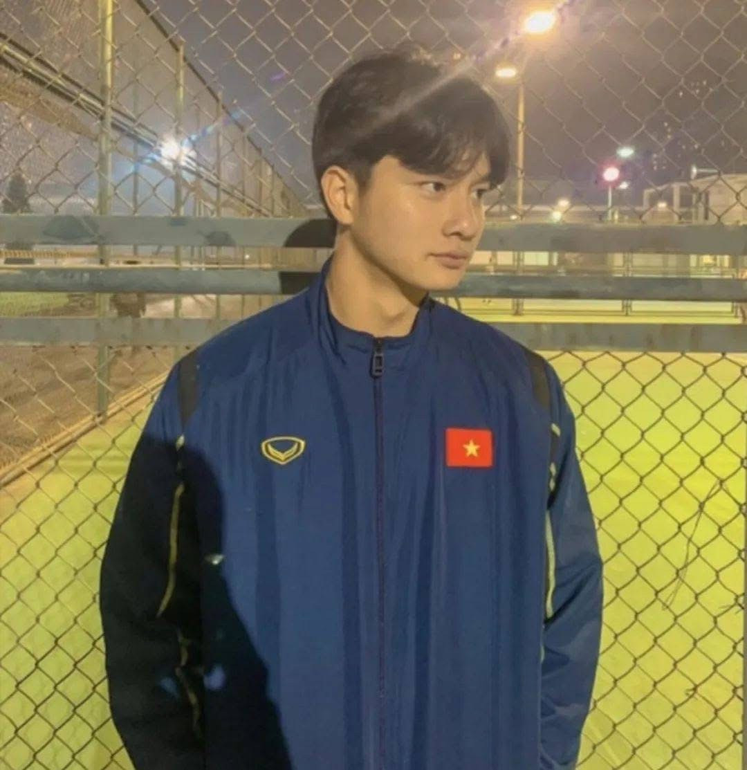 Phong cách đời thường giản dị nhưng sáng bừng của thủ môn Cao Văn Bình  - Ảnh 5.