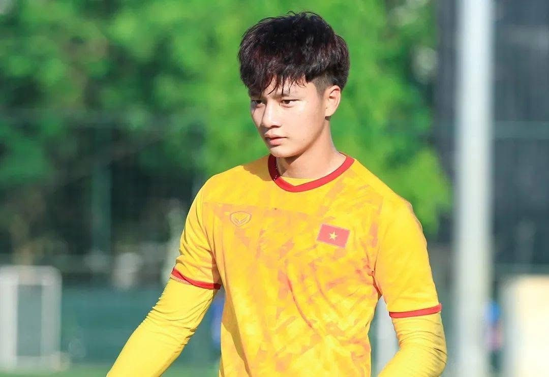 Phong cách đời thường giản dị nhưng sáng bừng của thủ môn Cao Văn Bình  - Ảnh 4.