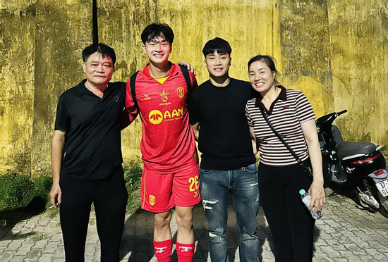 Thủ môn Cao Văn Bình: Từ 'tiền đạo khét tiếng khắp làng trên xóm dưới' đến 'người gác đền' U23 Việt Nam