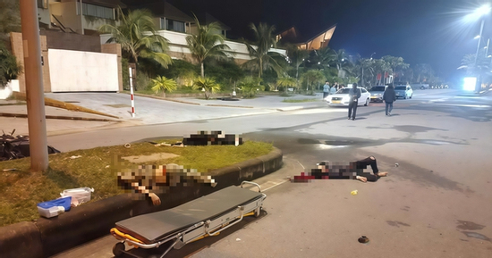 Ba người chết trên đường lúc nửa đêm, hiện trường vương vãi dao và bình xịt hơi cay