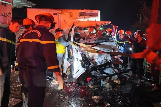 Hai xe tải tông trực diện trên quốc lộ lên Đà Lạt, hai người tử vong