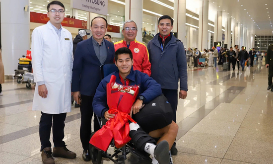 Hậu vệ U23 Việt Nam ngồi xe lăn xuống máy bay, bác sĩ đưa thẳng đến bệnh viện