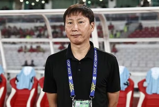 Hình ảnh HLV Kim Sang-sik 'không cười nổi' gây xôn xao dư luận Hàn Quốc