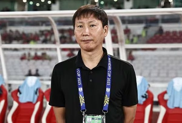 Hỉnh ảnh HLV Kim Sang-sik 'không cười nổi' gây xôn xao dư luận Hàn Quốc