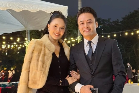 Hồng Đăng - Hồng Diễm gây sốt mạng xã hội trong hôn lễ của đồng nghiệp vì một hành động dễ thương