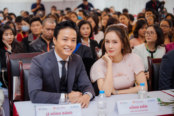 Hồng Đăng - Hồng Diễm Gây Sốt Mạng Xã Hội Trong Hôn Lễ Của Đồng Nghiệp Vì Một Hành Động Dễ Thương Hồng Diễm - Hồng Đăng: Từ Tình Nhân Trên Màn Ảnh Đến Tri Kỷ Ngoài Đời - Ảnh 6.