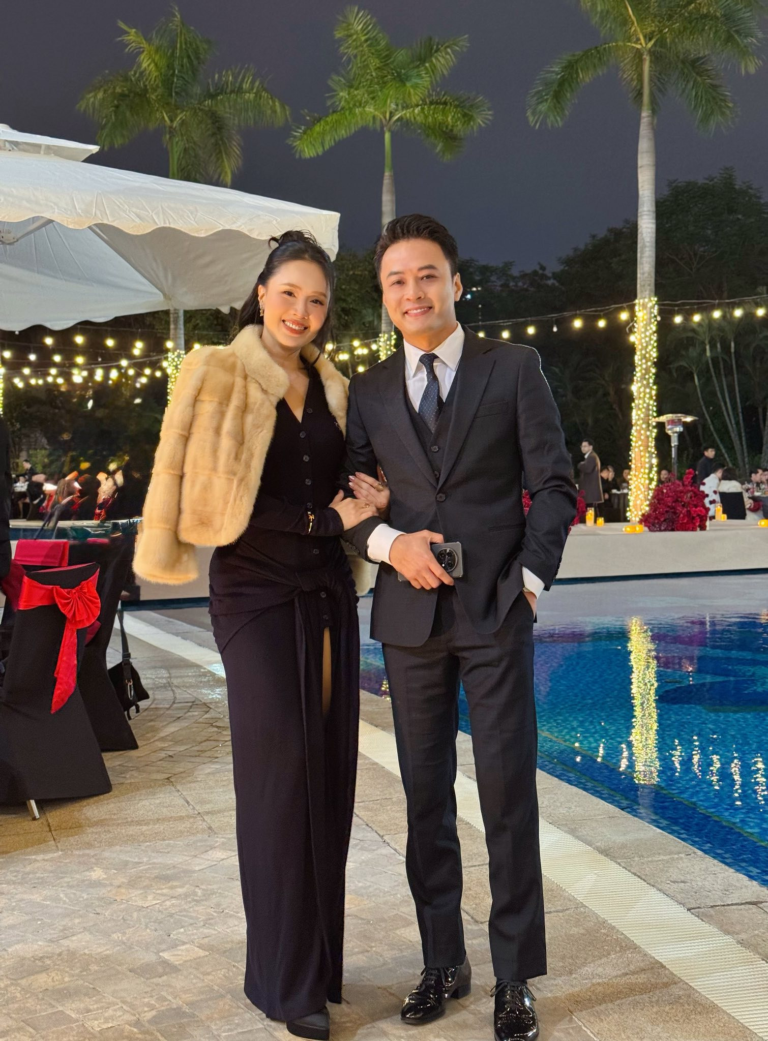 Hồng Đăng - Hồng Diễm Gây Sốt Mạng Xã Hội Trong Hôn Lễ Của Đồng Nghiệp Vì Một Hành Động Dễ Thương Hồng Đăng - Hồng Diễm Gây Sốt Mạng Xã Hội Trong Hôn Lễ Của Đồng Nghiệp Vì Một Hành Động Dễ Thương - Ảnh 2.