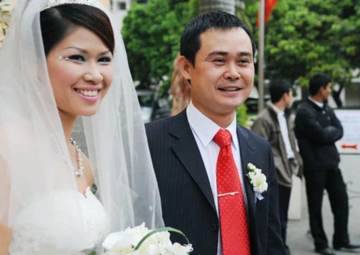 Nam Nsưt Chuyên Vai 'Ông Trùm' Phim Giờ Vàng Vtv, Ngoài Đời Bán Bánh Canh Nsưt Vĩnh Xương Kết Hôn Muộn Với Bà Xã Minh Nguyệt Kém Anh 8 Tuổi.