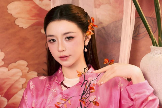 Quỳnh Kool gây chú ý khi diện áo dài hồng phấn