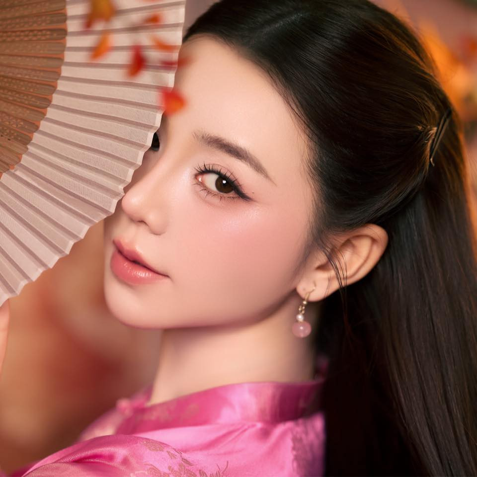 Quỳnh Kool gây chú ý khi diện áo dài hồng phấn - Ảnh 1.