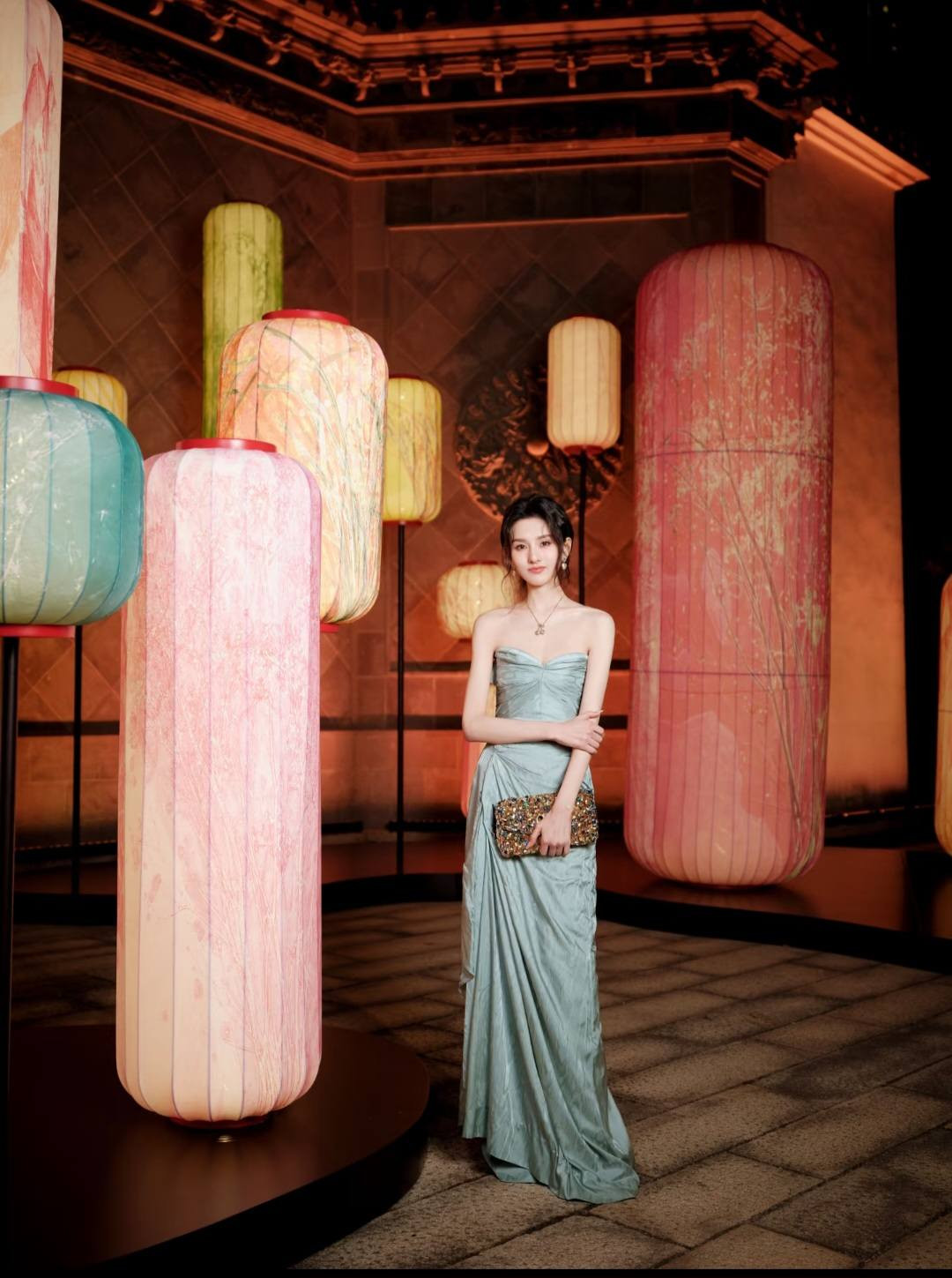 Tống Tổ Nhi gây chú ý khi xuất hiện với ngoại hình gầy guộc, làm dấy lên lo ngại về sức khỏe - Ảnh 3