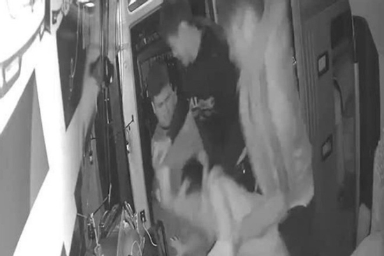 Xác minh nhóm người lạ mặt chặn xe hành hung dã man phụ xe