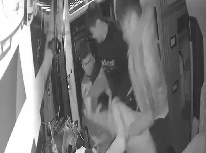 Công an đang thực hiện xác minh nhóm đối tượng hành hung phụ xe. (Ảnh cắt từ clip)