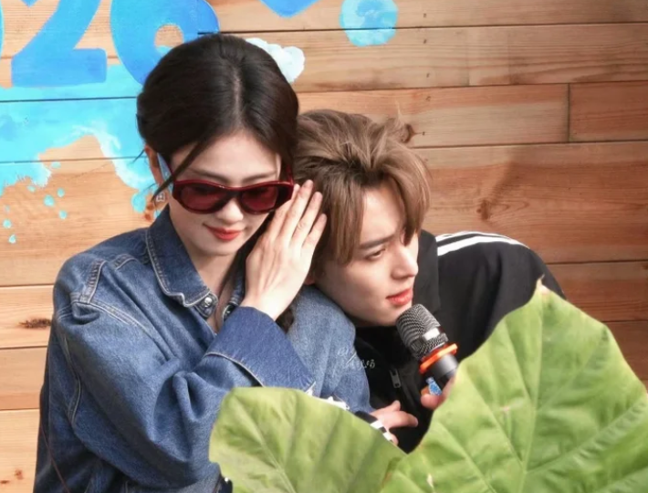 Bạch Lộc Và Vương Hạc Đệ 'Gây Sốt' Với Loạt Ảnh Tình Tứ Trong Gameshow Bạch Lộc Và Vương Hạc Đệ 'Gây Sốt' Với Loạt Ảnh Tình Tứ Trong Gameshow - Ảnh 2