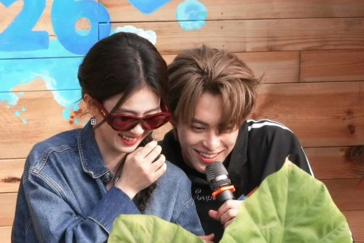 Bạch Lộc Và Vương Hạc Đệ 'Gây Sốt' Với Loạt Ảnh Tình Tứ Trong Gameshow