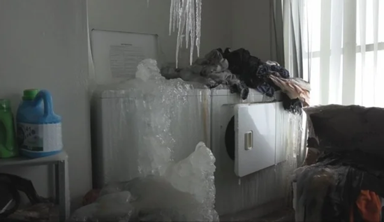 Chủ 'khóc ròng' khi thấy nhà thành 'lâu đài băng' do người thuê tiết kiệm điện