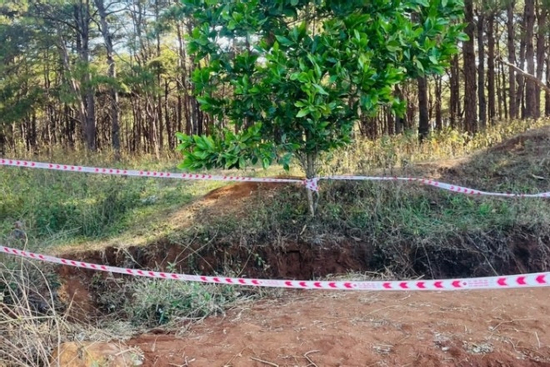 Hiện trường nơi chôn giấu xe máy nghi liên quan vụ cướp ngân hàng ở Gia Lai