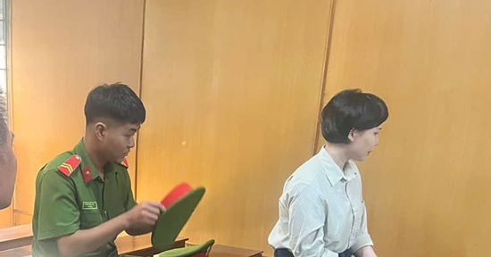 Mâu thuẫn trong tiệc sinh nhật, người phụ nữ đâm chết chồng 'hờ'