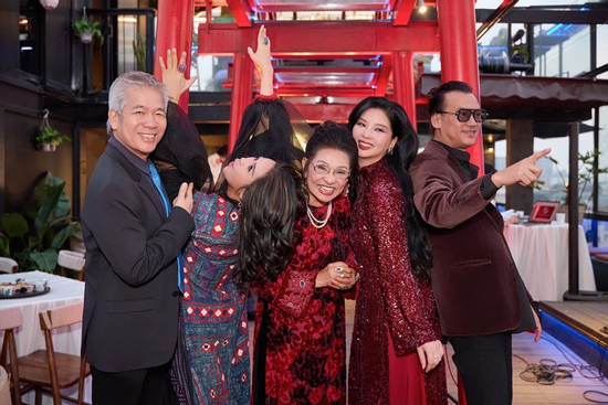 Mẹ ruột và em dâu Thanh Lam gây chú ý