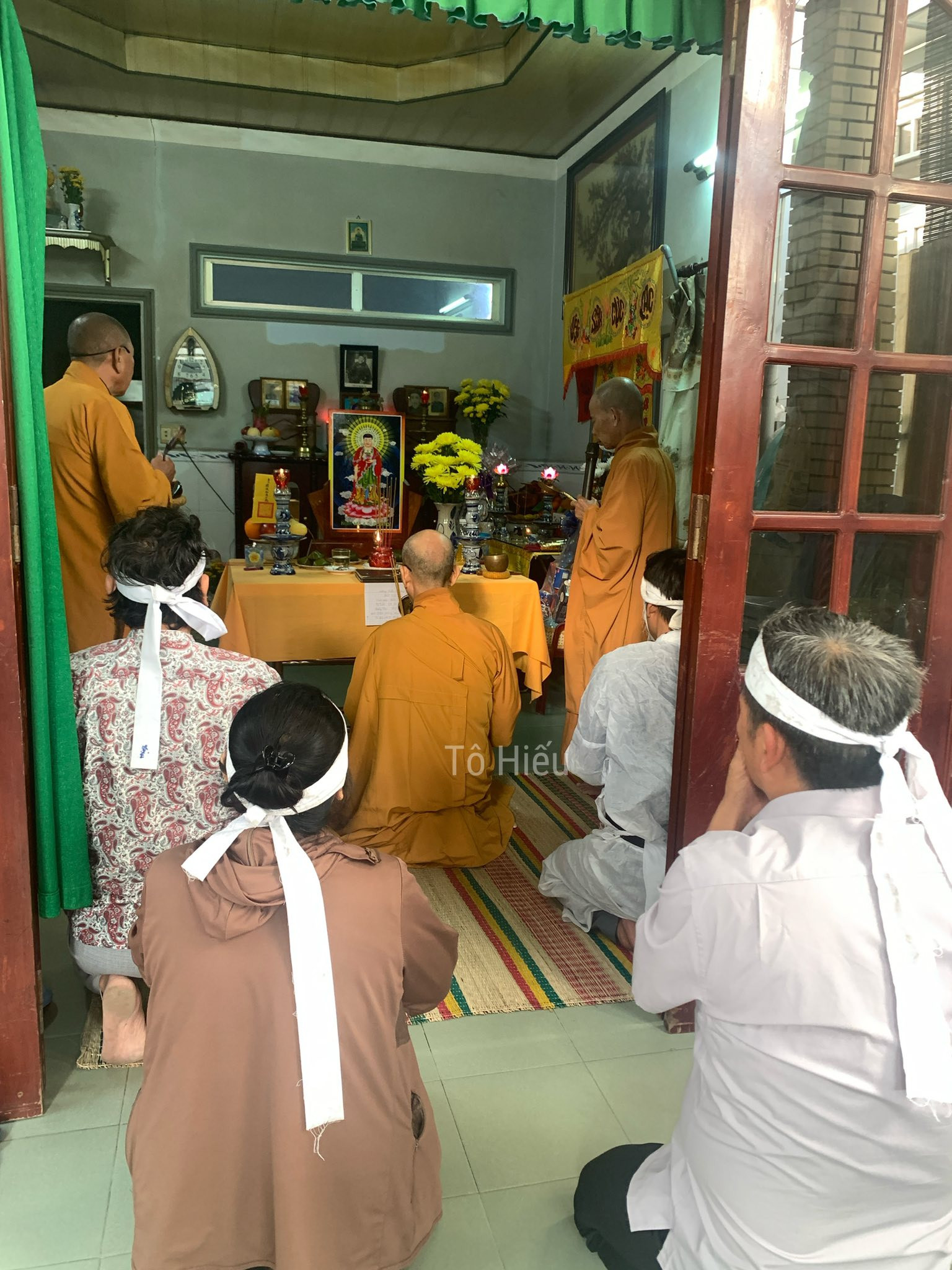 Mẹ 90 tuổi của Thương Tín lần đầu lộ diện tại lễ cầu siêu - Ảnh 2.