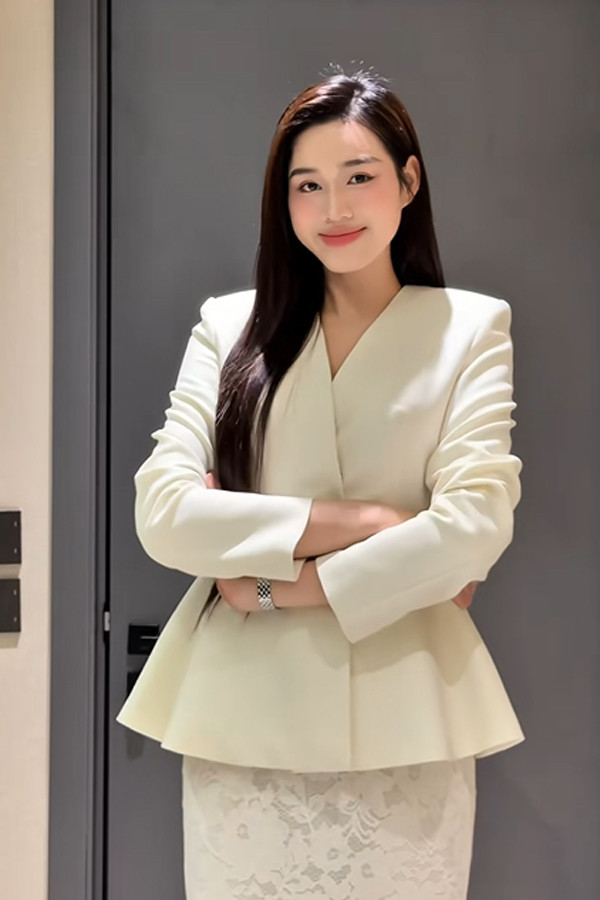 Nhan sắc tròn đầy của Đỗ Thị Hà sau khi lấy chồng thiếu gia quê Quảng Trị - Ảnh 4.