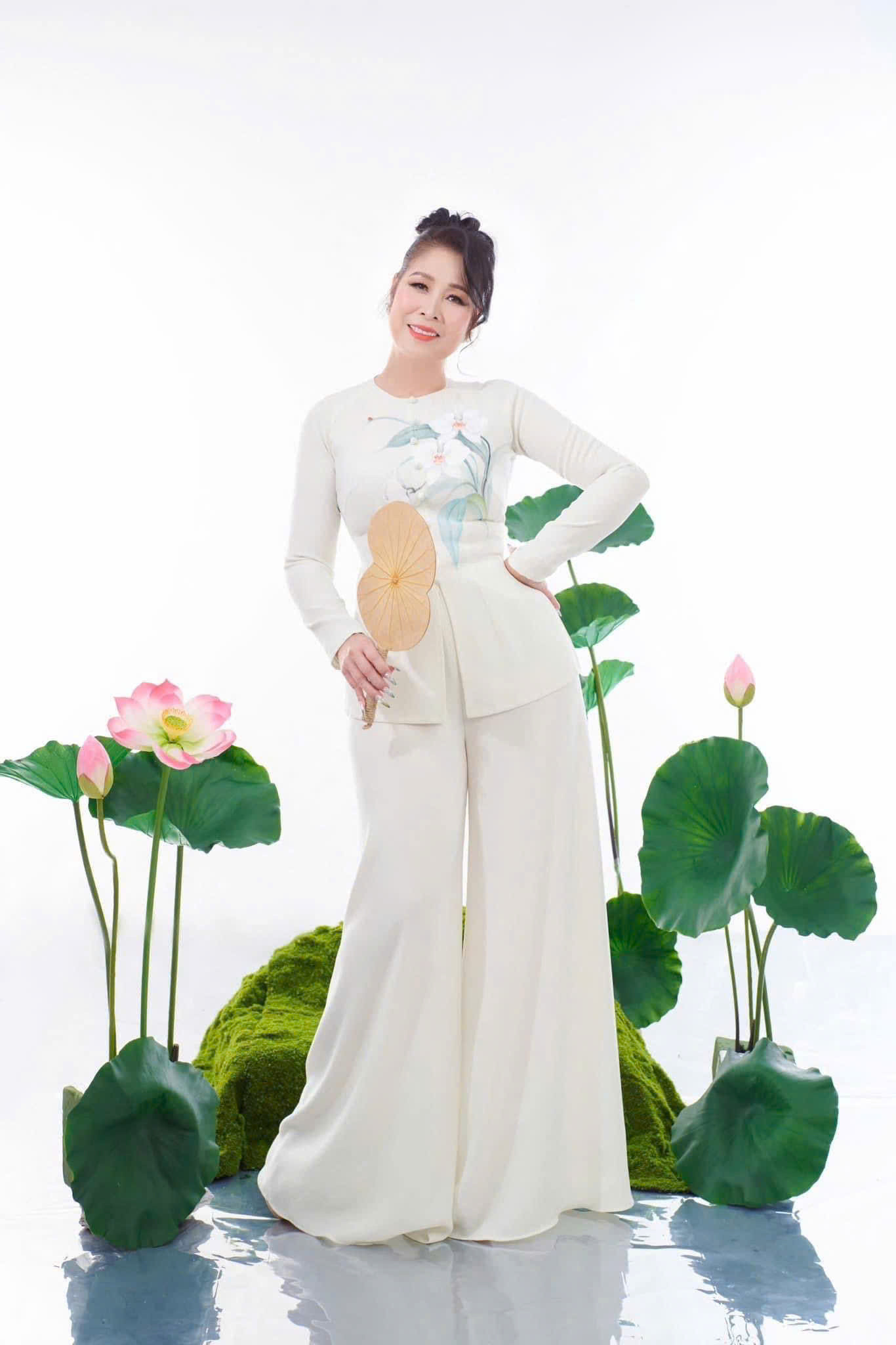 NSND Hồng Vân khoe