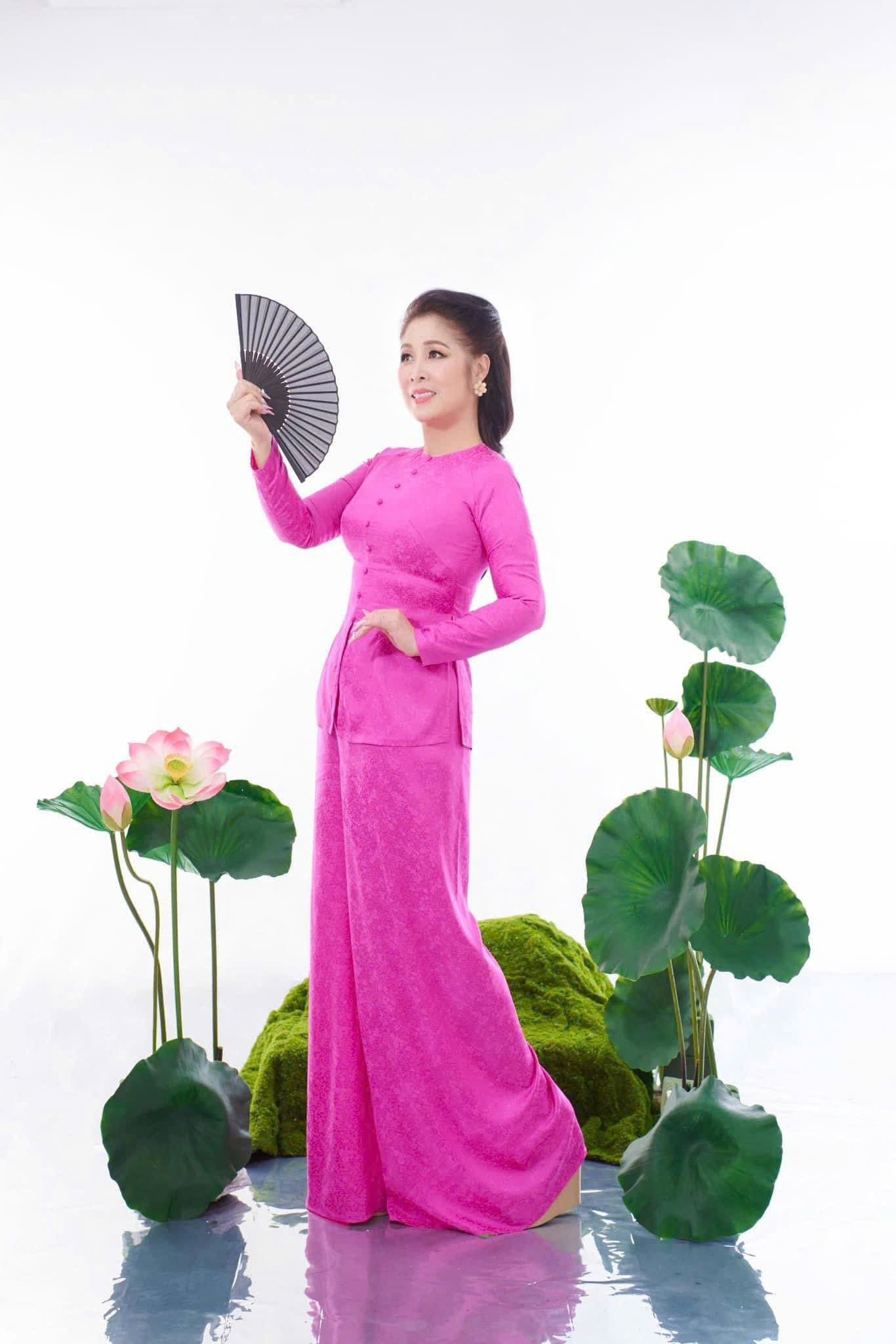 NSND Hồng Vân khoe