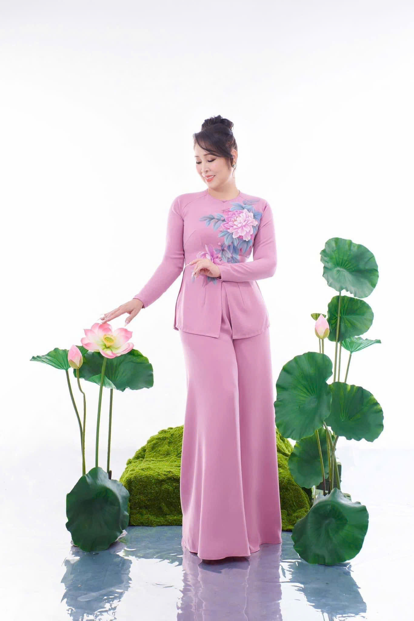 NSND Hồng Vân khoe