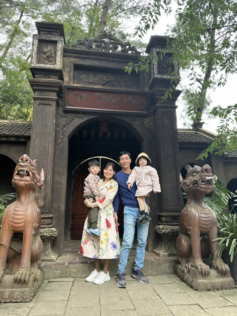 anh hai va chi trang cung hai con duy hung thuy linh