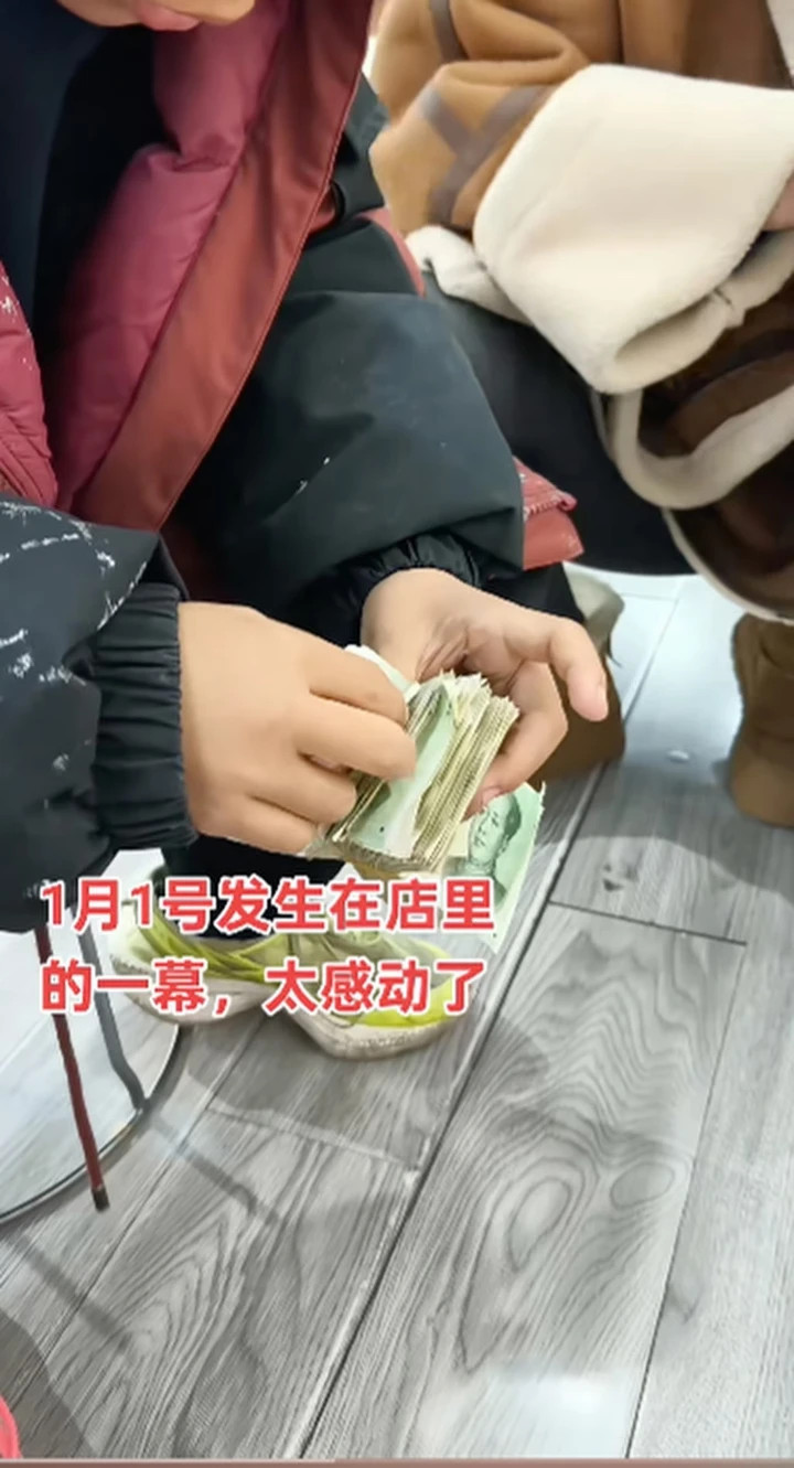 Cậu bé giải thích rằng đôi giày là quà sinh nhật để giúp mẹ cậu đi lại hàng ngày dễ dàng hơn, vì cậu nhận thấy đôi giày cũ của mẹ đã quá cũ. (Ảnh: Douyin)