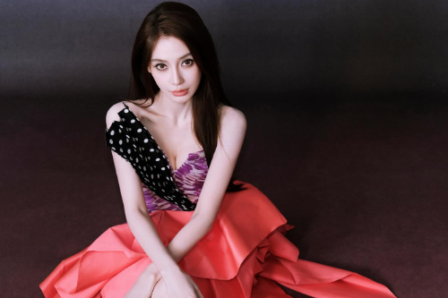 Angelababy gây phẫn nộ khi livestream bán hàng vì lý do thiếu tinh tế này